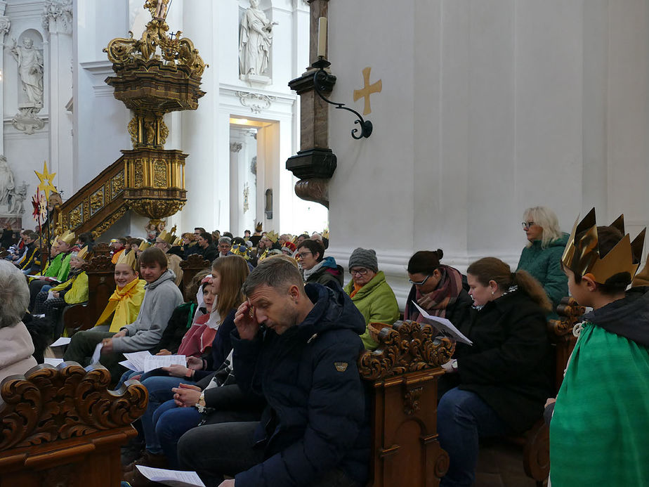 Aussendung der Sternsinger im Hohen Dom zu Fulda (Foto: Karl-Franz Thiede)